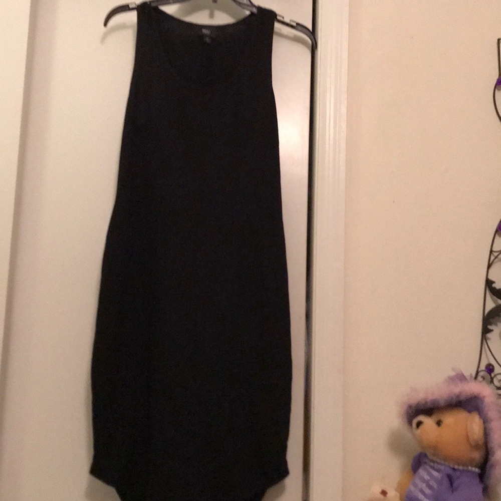 Black sleeveless dress